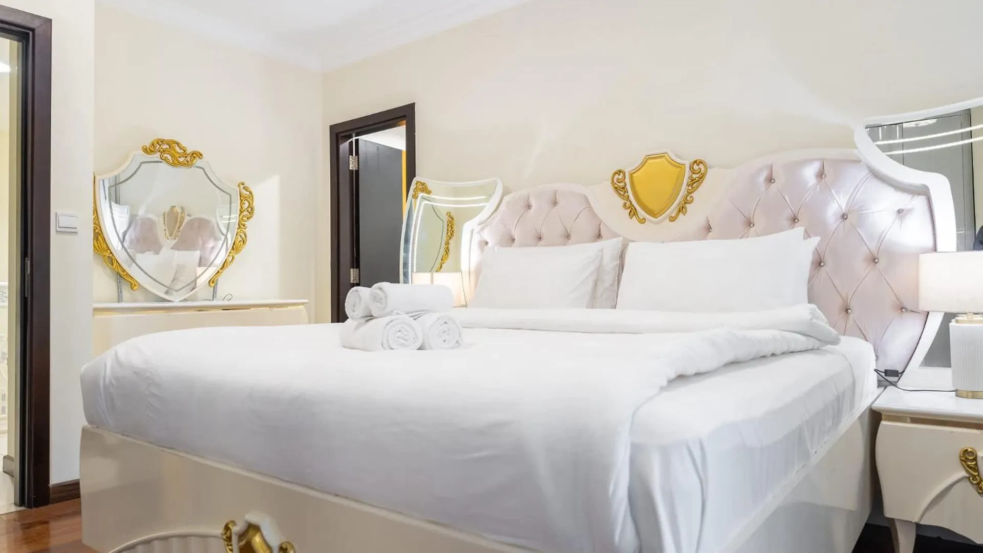 5 Bedroom Flat In Jbr Near The Beach And Sleeps 9 Dubai