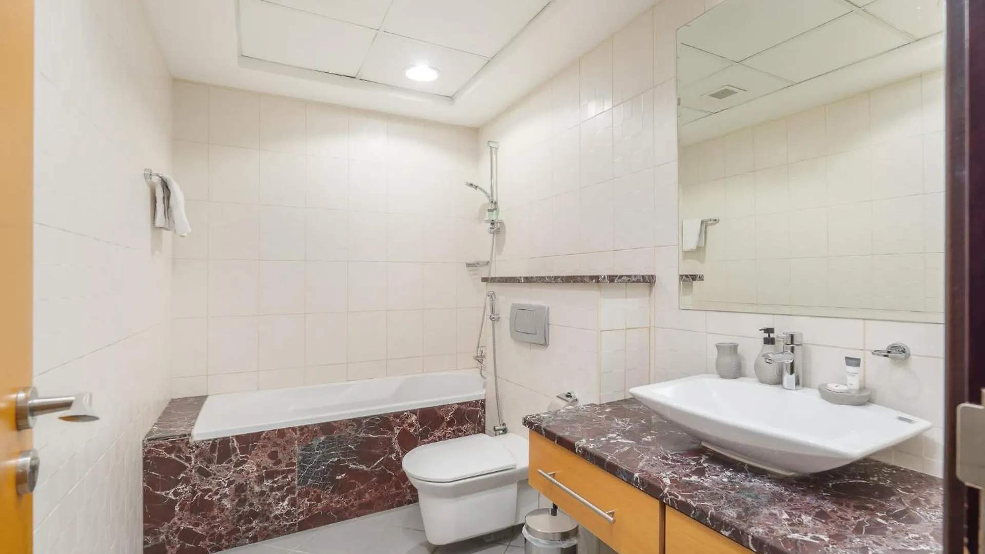 5 Bedroom Flat In Jbr Near The Beach And Sleeps 9 Dubai