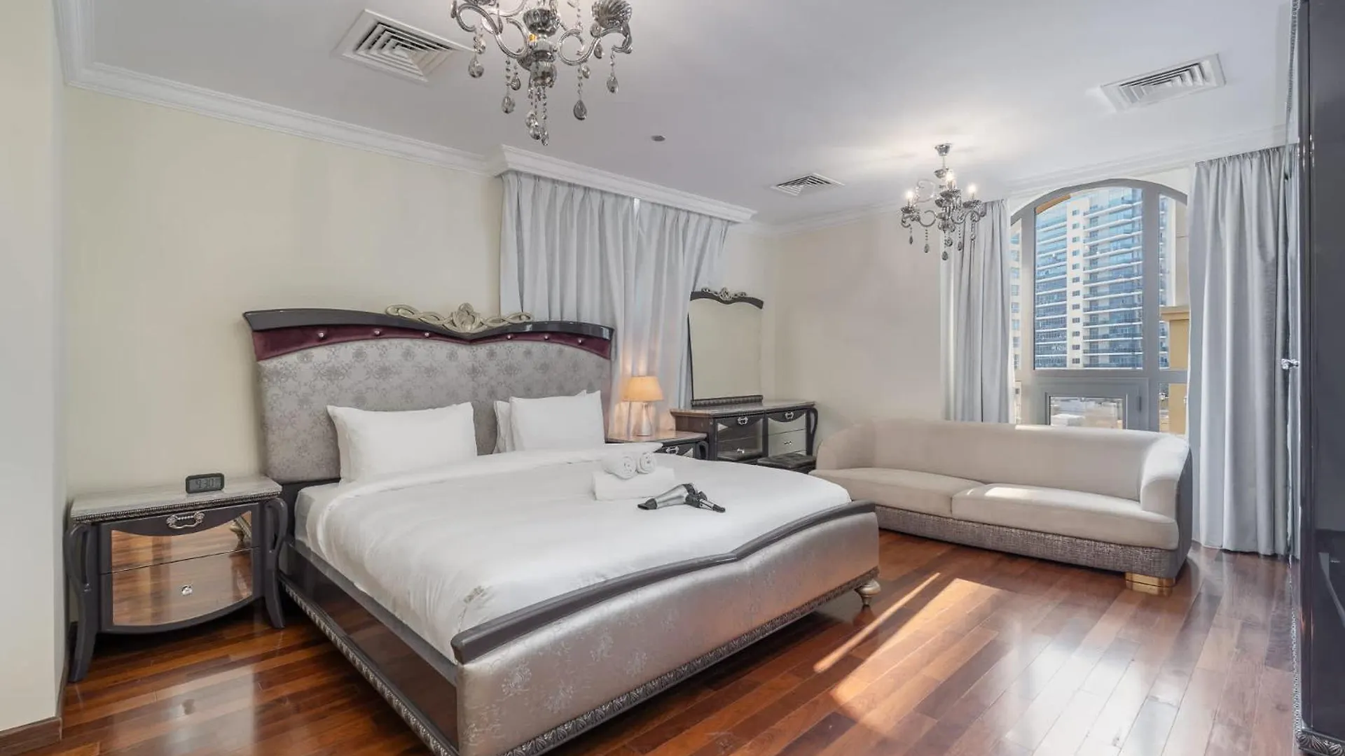 5 Bedroom Flat In Jbr Near The Beach And Sleeps 9 Dubai